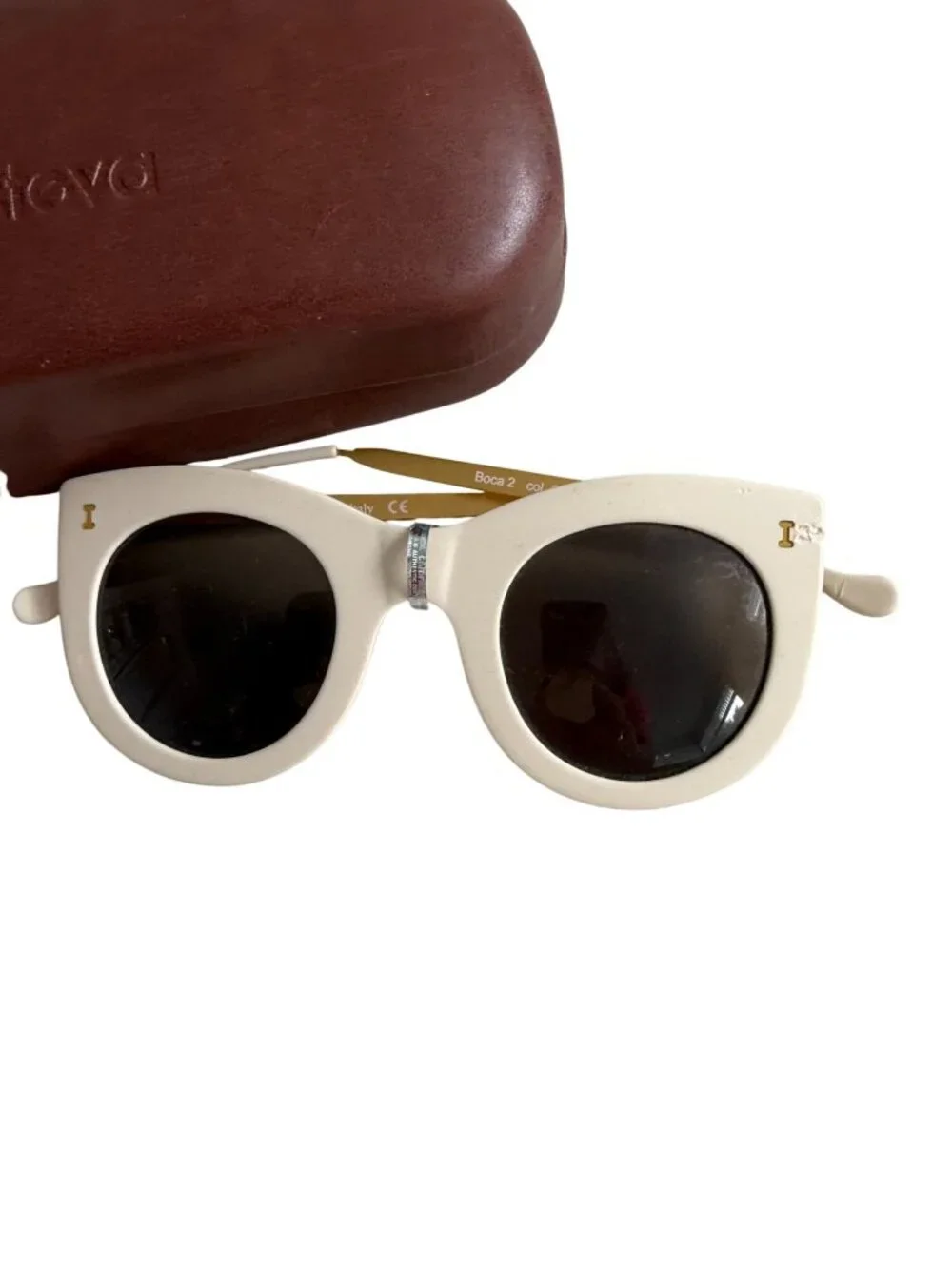 ILLESTEVA Cream Wayfarer Sunglasses Sunnies w/ Case